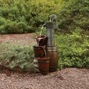 Старинный бочкообразный водяной насос Alpine Corporation с фонтаном из ведер высотой 24 дюйма
